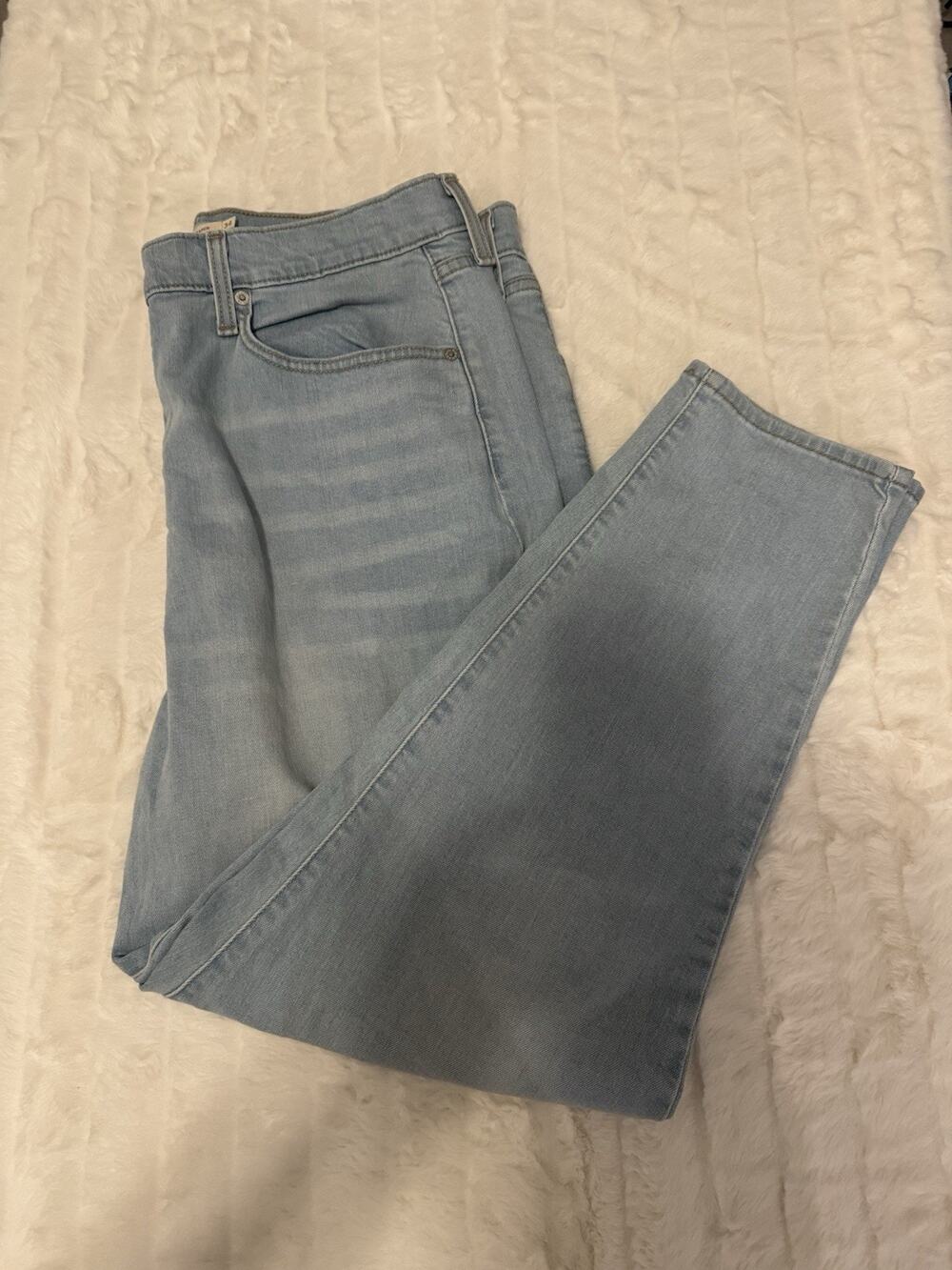 Levis High Waisted Taper Womens Jeans Size 34 Light Wash Blue Denim 26986-0003